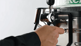 Ein BLADE<sup>®</sup> Fass entfernen - Ziehen Sie den Schalter nach oben, um das Fass zu entriegeln