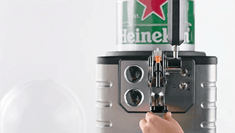 Ein BLADE<sup>®</sup> Fass entfernen - Drehen Sie die Abdeckung der Zapfeinheit nach unten