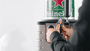 Ein BLADE<sup>®</sup> Fass entfernen - Entnehmen Sie den Bierschlauch aus der Halterung