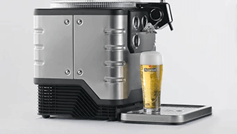 Frisches Bier zapfen - Die perfekte Schaumkrone ist etwa zwei Finger breit